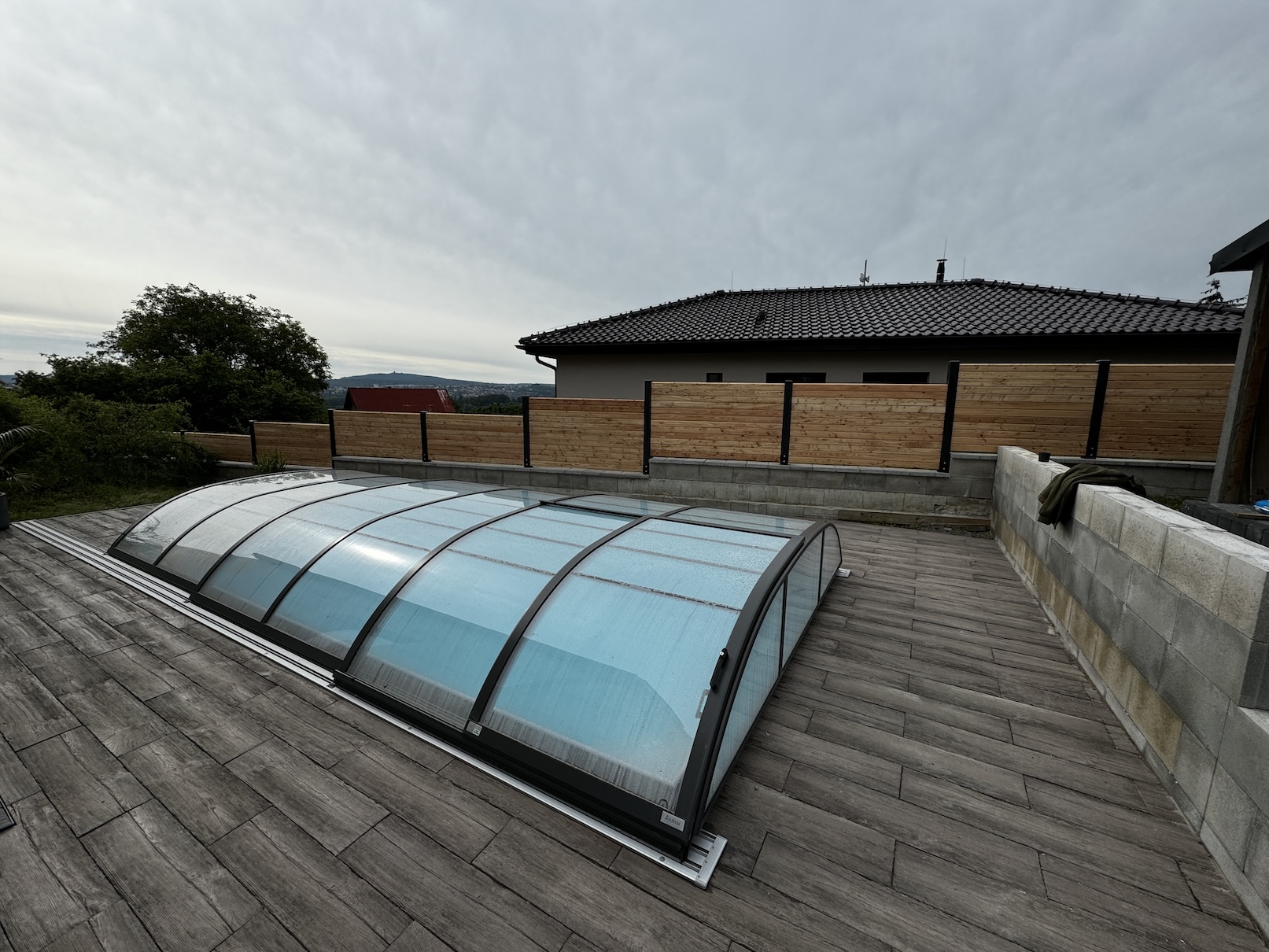 Terasa k bazénu: jaký materiál zvolit a proč záleží na víc než jen na vzhledu