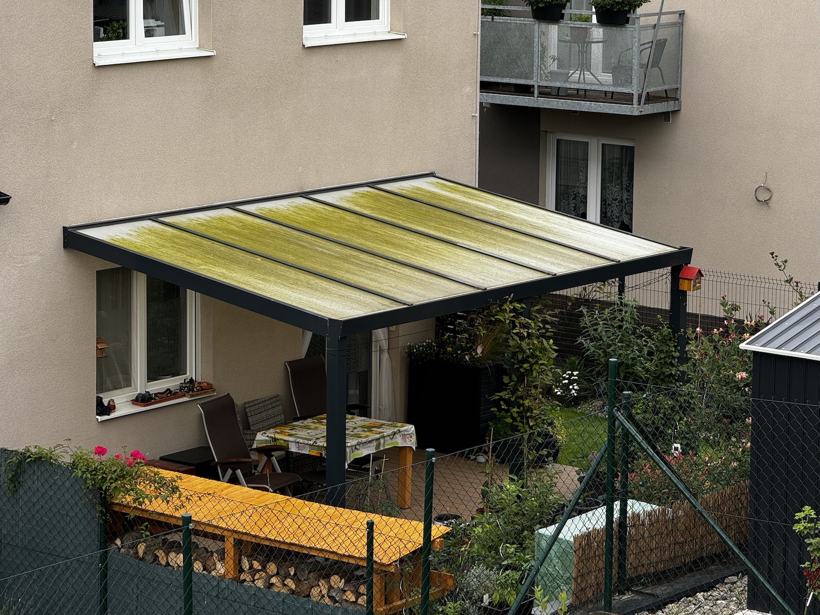 Zelenání dutinkového polykarbonátu a jeho čištění