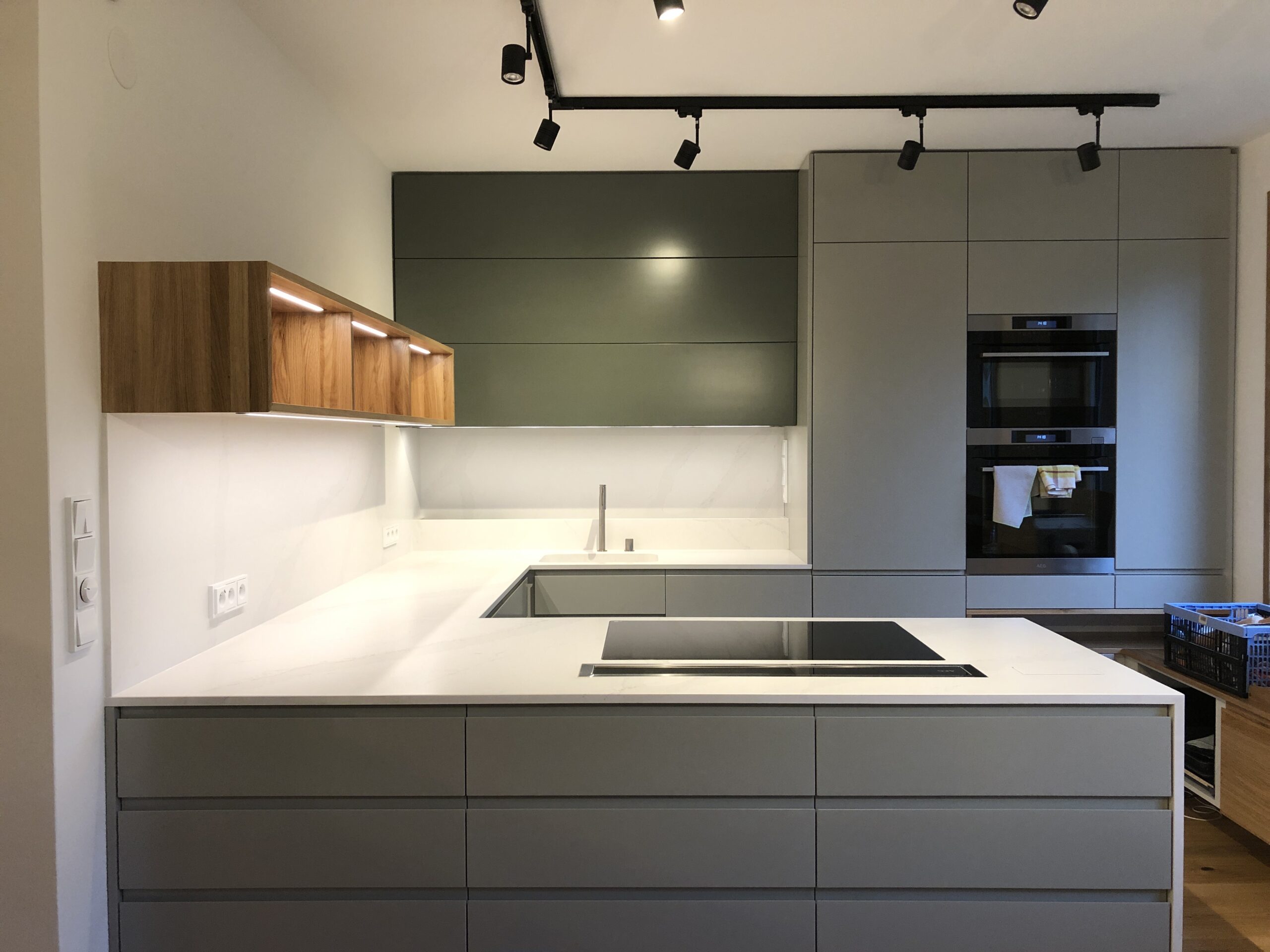 Kompaktní pracovní deska a způsob montáže do roviny